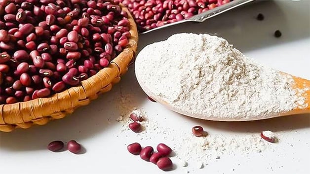 Dùng bột đậu đỏ tắm trắng là mẹo dưỡng trắng da từ tự nhiên được nhiều người yêu thích. 