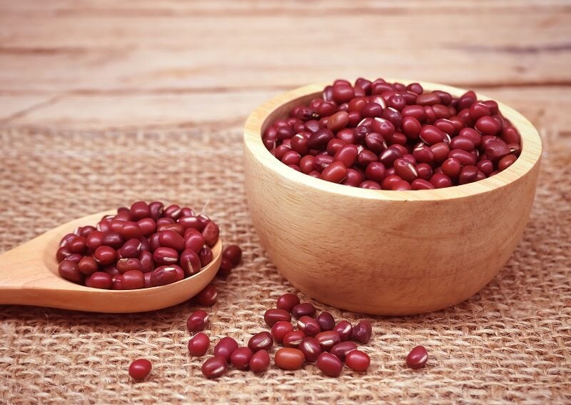 Bột đậu đỏ chứa nhiều dưỡng chất tốt cho da như vitamin C, E, B1, B6, sắt, các chất chống oxy hóa,.. 