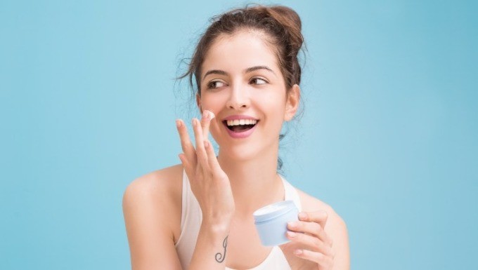 Kem chống nắng không chỉ là sản phẩm cần thiết khi bạn ra ngoài mà còn là “vũ khí” chống lại sự lão hóa của da