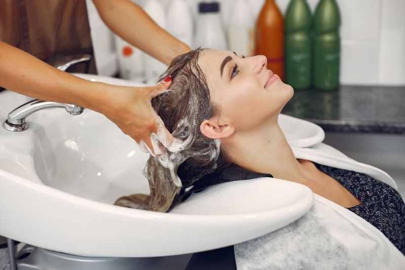 Trong vòng 48 giờ đầu sau khi nhuộm tóc, bạn nên tạm dừng việc gội đầu.