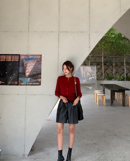 Áo cardigan đỏ là món đồ không thể thiếu trong tủ đồ mùa xuân. 