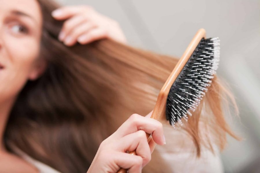Tập luyện ngoài trời làm tóc tiếp xúc trực tiếp với ánh nắng, gió và bụi, dẫn đến mất độ ẩm và làm tóc khô xơ.