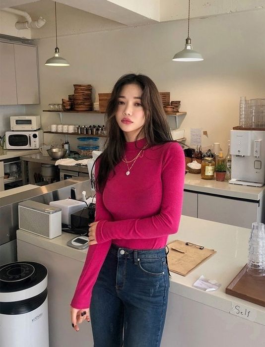Quần jeans cạp cao kết hợp với áo len cổ lọ giúp nàng tôn dáng và nổi bật trong đám đông. 