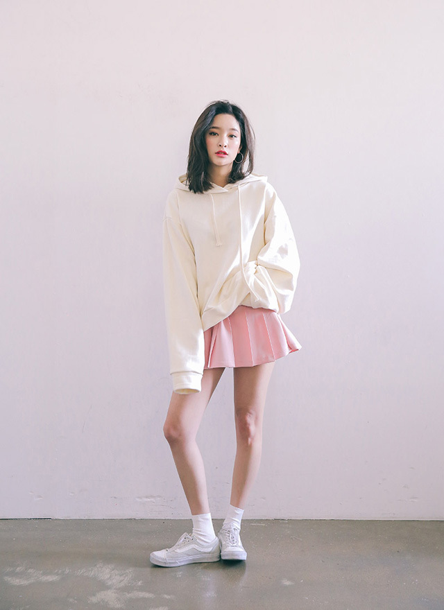 Kết hợp áo hoodie với chân váy mang đến phong cách trẻ trung, dịu dàng và nữ tính cho các cô nàng thấp.