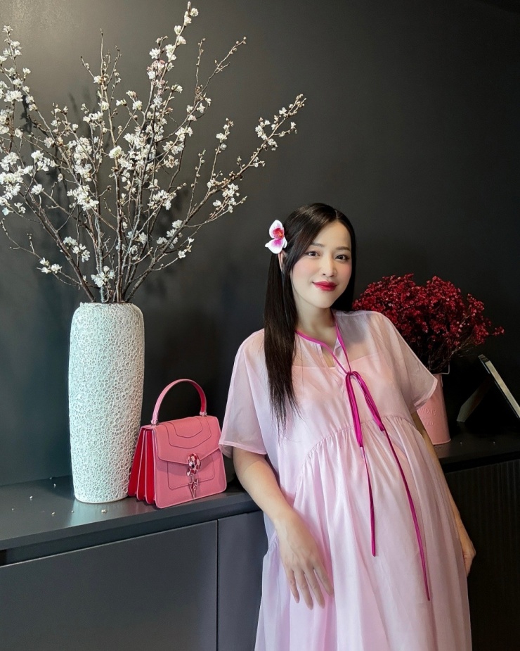 Puka đã chọn cho mình một phong cách thời trang nhẹ nhàng và khéo léo che giấu bụng bầu,
