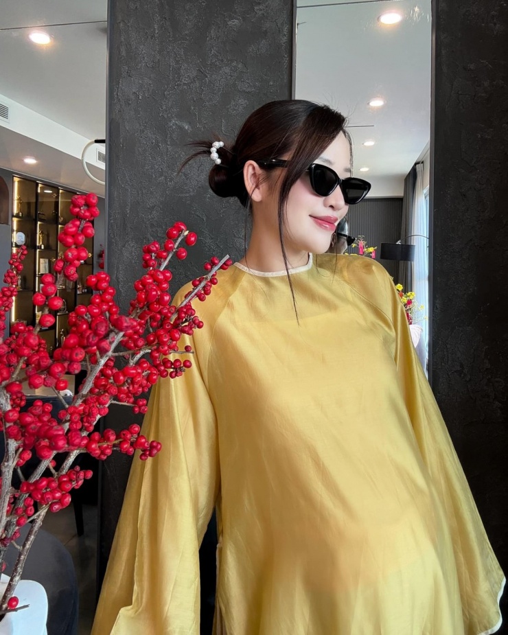 Trong dịp Tết, Puka đã lựa chọn cho mình những bộ áo dài với tông màu tươi sáng