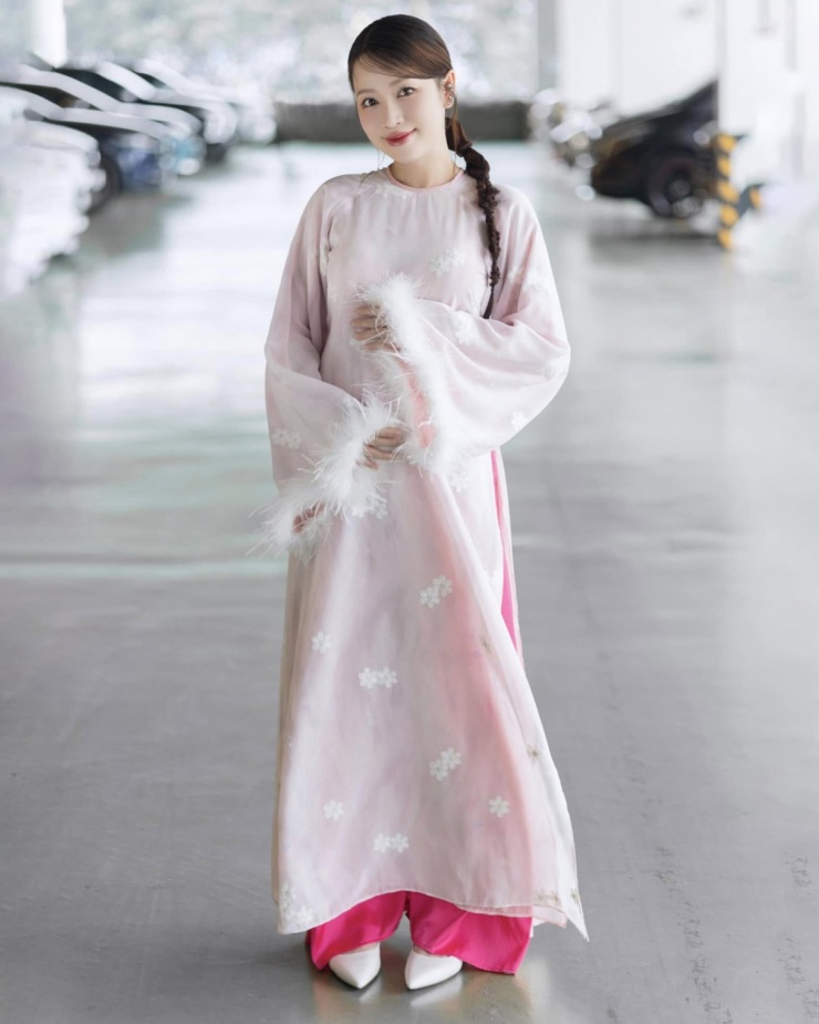 Cô thường xuyên chọn những mẫu áo dài với kiểu dáng thanh lịch, cùng những chi tiết như nơ hay lông vũ