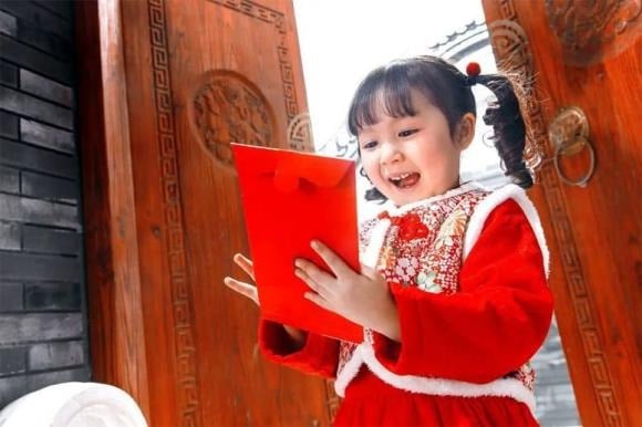 Vào dịp Tết Nguyên đán, các khu du lịch, công viên đông đúc với người qua lại.