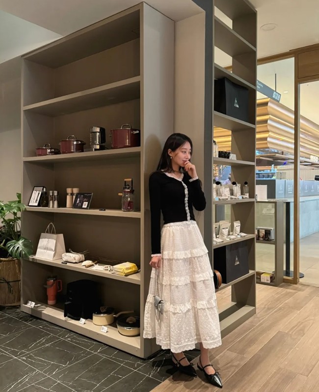 Chân váy xếp tầng là xu hướng đang được yêu thích nhờ vào vẻ bồng bềnh, nữ tính và điệu đà.