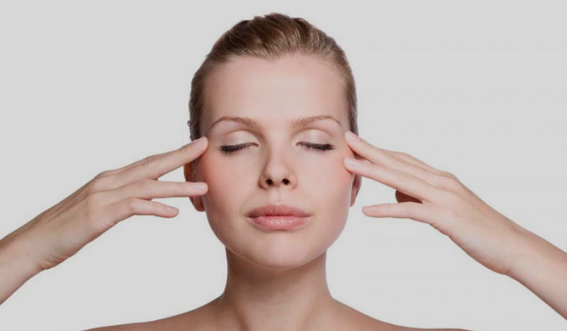 Massage làm tăng lưu thông máu, giúp mô sẹo mềm và cải thiện bề mặt da
