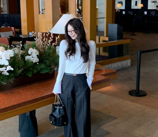 Việc sơ vin áo và sử dụng thắt lưng mảnh sẽ giúp bộ Shbet999 com đăng nhập trở nên cuốn hút hơn. 