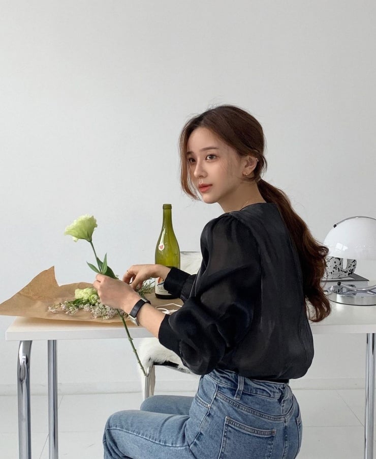 Tóc buộc đuôi ngựa thấp mang đến sự kết hợp hoàn hảo giữa vẻ đẹp trẻ trung và nét dịu dàng. 