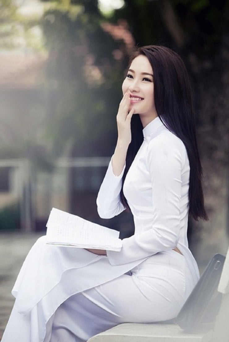 Suối tóc đen dài thẳng mượt luôn mang đến một sức hút khó cưỡng. 