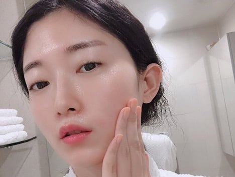 Hãy thoa serum vitamin C vào buổi sáng trước kem chống nắng để có hiệu quả tối ưu.