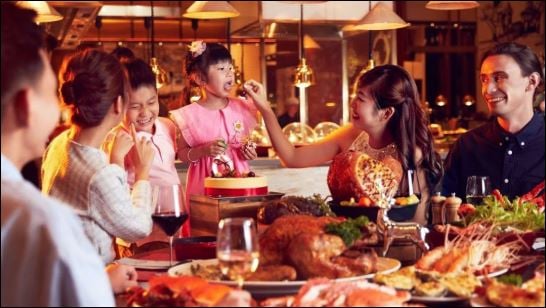 Nhiều người rất thích phục vụ Shbet0099 cá cược trực tuyến yêu thích của họ gần hoặc trước mặt khi họ ăn tiệc. (ảnh minh họa)