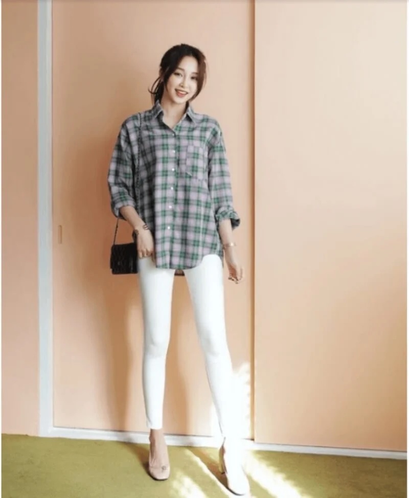 Một trong những món đồ được coi là biểu trưng cho sự trang nhã nhưng lại rất ăn ý khi kết hợp với quần legging chính là áo sơ mi cổ đứng