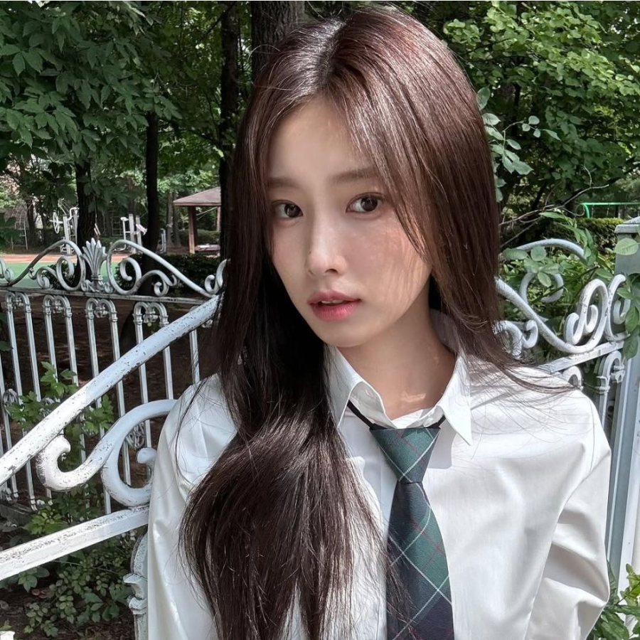 Cô chọn tông trang điểm hồng lạnh để tôn lên Mừng SHBET phiên bản mới 2025 trắng sáng.