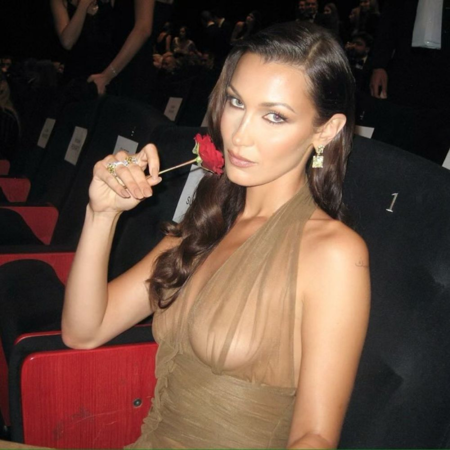 Bella Hadid luôn nhấn mạnh tầm quan trọng của việc dưỡng ẩm trước khi trang điểm. 