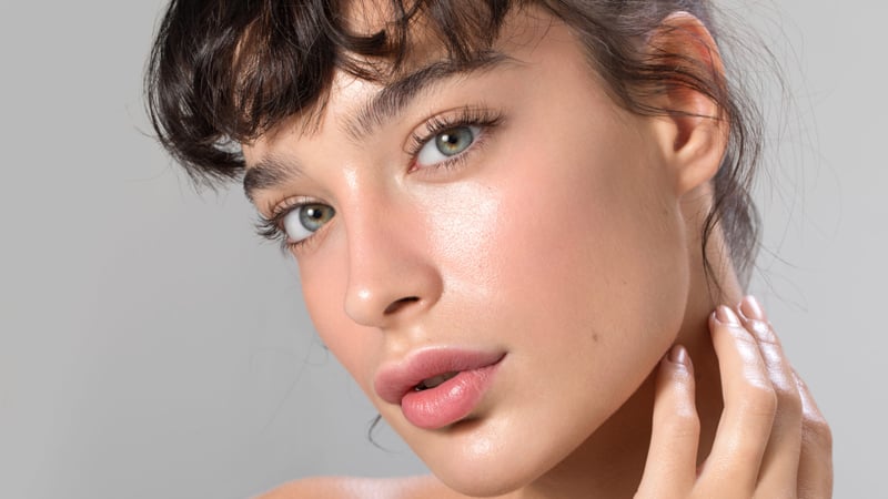 Vitamin B3, hay còn gọi là niacinamide, là một dưỡng chất thiết yếu giúp duy trì sự trao đổi chất bình thường của tế bào da.   