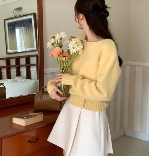 Sự kết hợp này không chỉ mang lại cảm giác trẻ trung mà còn giúp bạn trông thật phong cách và hiện đại.