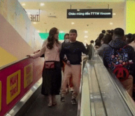 NSND Công Lý được vợ dìu đi siêu thị, khán giả thốt lên một câu gây bất ngờ