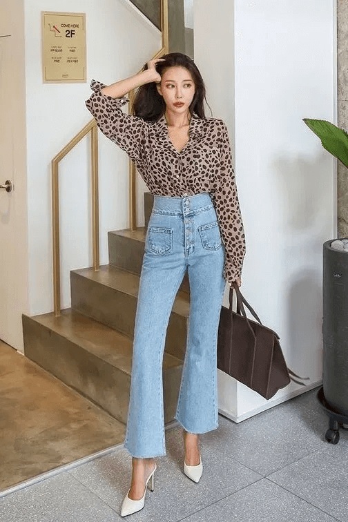 Với thiết kế phần ống loe nhẹ từ đầu gối trở xuống, mẫu quần này giúp tạo hiệu ứng Shbet888 phiên bản mới nhất hơn