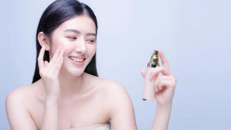 Làn da dầu dễ bóng nhờn, lỗ chân lông to và dễ bị mụn do bã nhờn dư thừa.