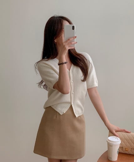 Chân váy ngắn là một lựa chọn không thể bỏ qua.