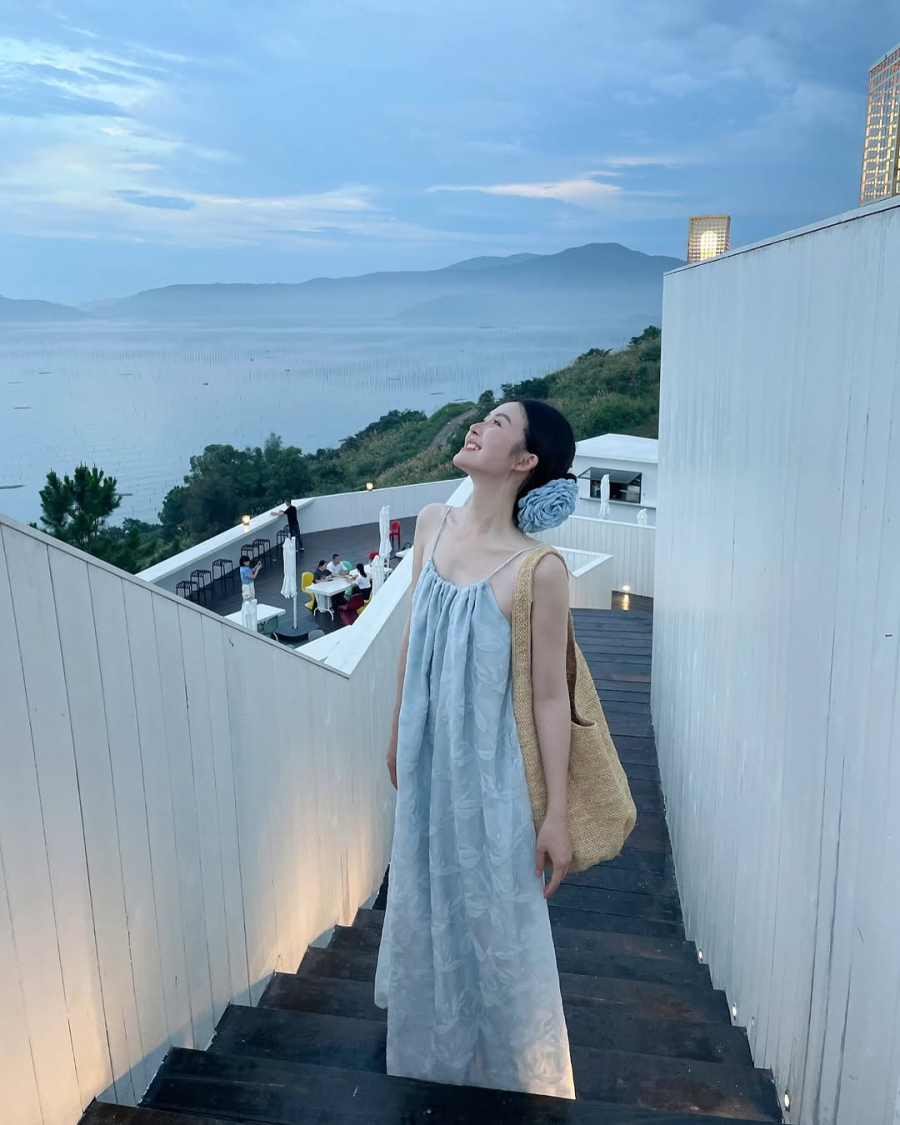 Chất liệu nhẹ như chiffon, cotton hoặc voan giúp váy bay bổng, nữ tính hơn. 