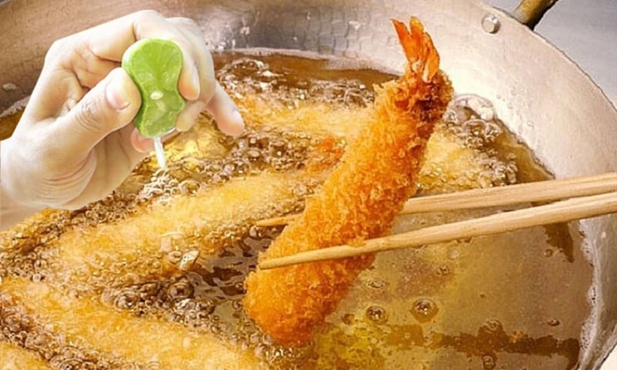 Đầu bếp 5 sao tiết lộ: Vắt chanh vào chảo dầu, chiên rán gì cũng vàng giòn, thơm nức