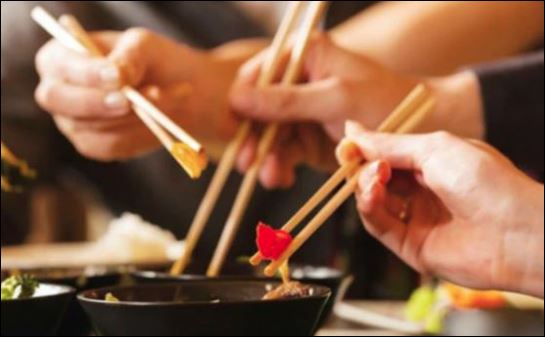 Trong các buổi tiệc hay giao lưu xã hội, rượu là một loại gia vị, nhưng nếu một người đàn ông dùng rượu để ép người khác uống.  (ảnh minh họa)
