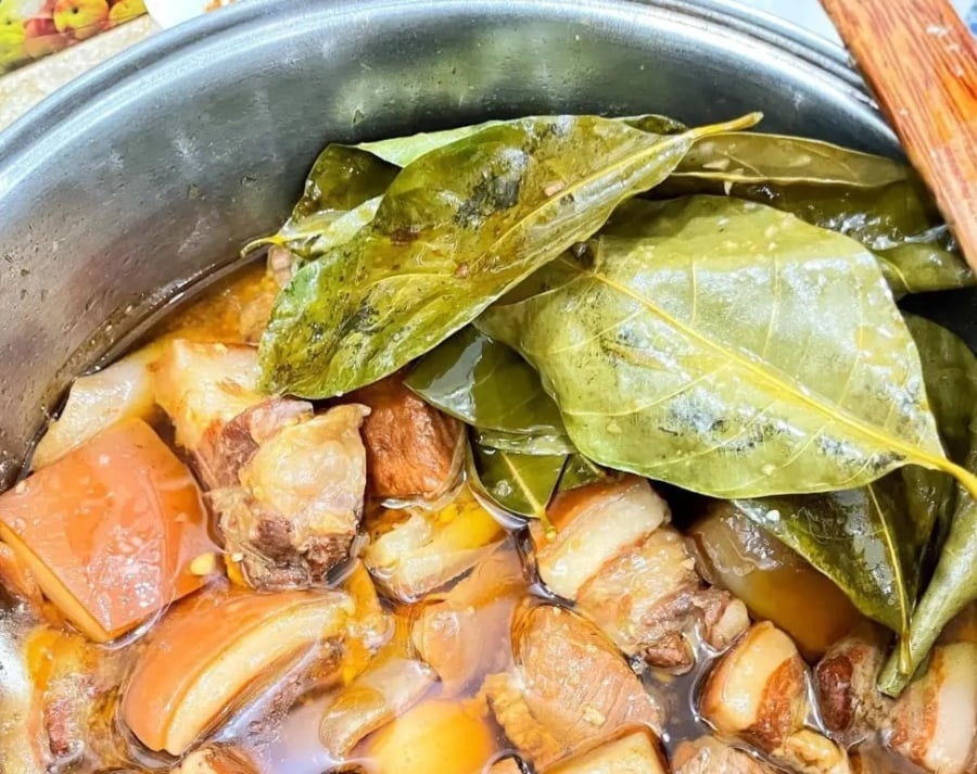 Kho thịt cùng loại lá này, thịt lên màu vàng óng, mềm tan, chẳng mất công thắng đường