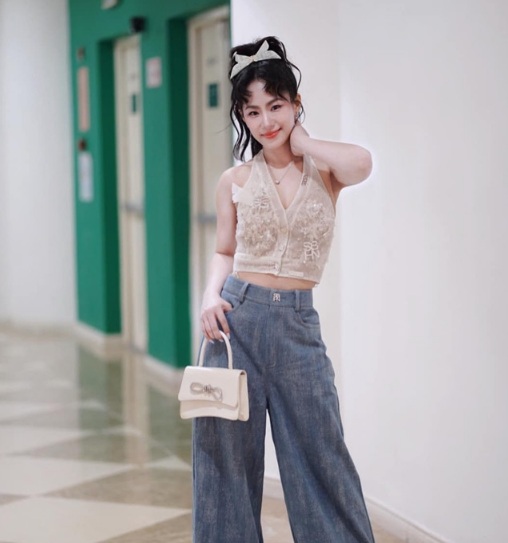Cô thường xuyên khoe nhan sắc tươi trẻ sau gần 1 năm tích cực giảm cân, chỉ còn vỏn vẹn 45kg.