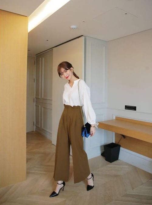 Quần ống rộng màu nâu lại mang đến sự thời thượng và hiện đại nếu biết cách phối hợp.