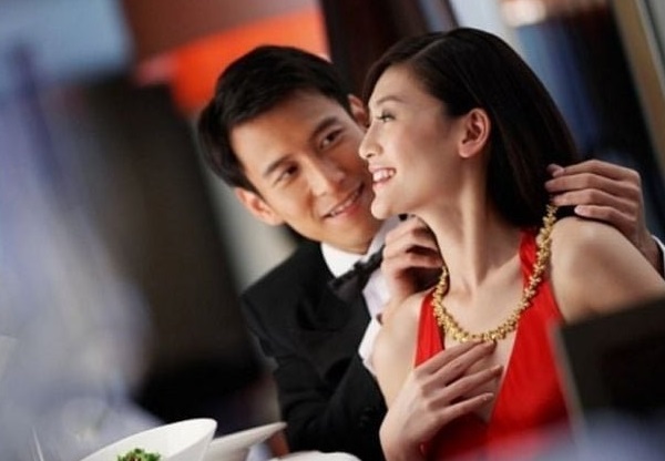 Khoảng cách tuổi tác lớn giữa đàn ông ở độ tuổi 50–60 và phụ nữ trẻ có thể tạo ra rào cản trong giao tiếp và khác biệt trong quan điểm sống. 