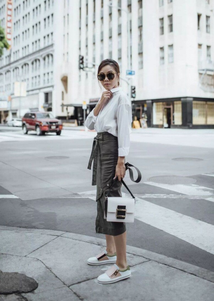 Một chiếc váy dáng suông phối cùng giày thể thao đơn giản tạo cảm giác trẻ trung