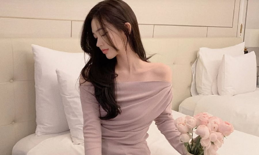 Áo trễ vai không chỉ khoe khéo phần cổ và bờ vai mà còn tạo nên vẻ ngoài cuốn hút đầy nữ tính.