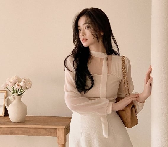Những chiếc áo có chi tiết thắt nơ ở cổ hoặc sau lưng là sự lựa chọn hoàn hảo để tạo điểm nhấn cho set đồ. 
