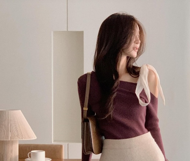 Với những cô gái yêu thích phong cách hiện đại, áo cut-out ở vai chính là sự lựa chọn không thể bỏ qua.