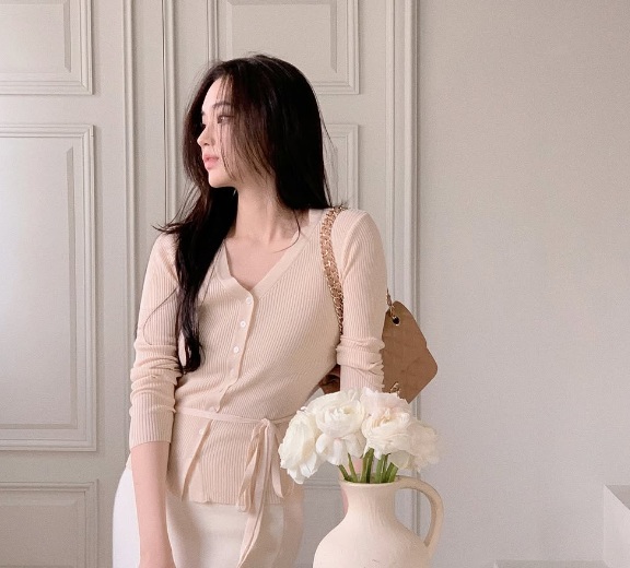Áo cổ V luôn là lựa chọn lý tưởng giúp tạo hiệu ứng cổ dài và phần thân trên thanh thoát hơn.