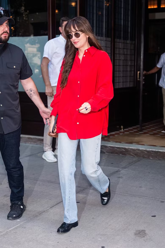 Dakota Johnson chọn giày loafer giúp outfit thêm phần sang trọng.