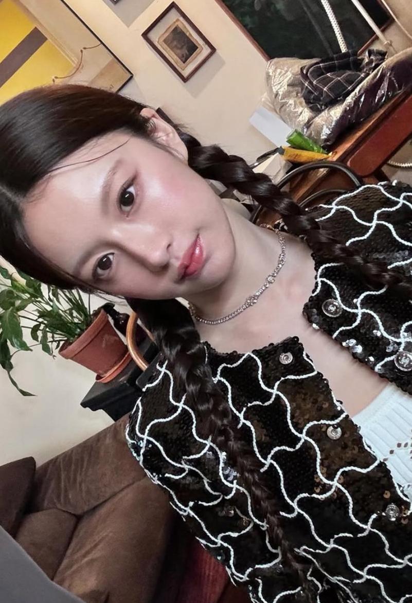 Go Youn Jung áp dụng phương pháp 7 skin để tối ưu hóa độ ẩm cho Mừng SHBET phiên bản mới 2025.