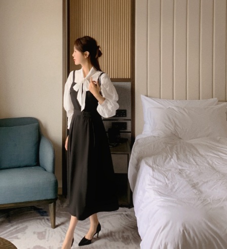 Sự kết hợp này không chỉ làm nổi bật nét nữ tính mà còn giúp bộ Shbet999 com đăng nhập thêm phần sang trọng.