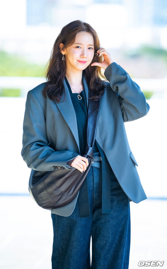 Yoona thường sơ vin để đảm bảo tổng thể gọn gàng, chỉn chu và giúp “hack” chiều cao hiệu quả.