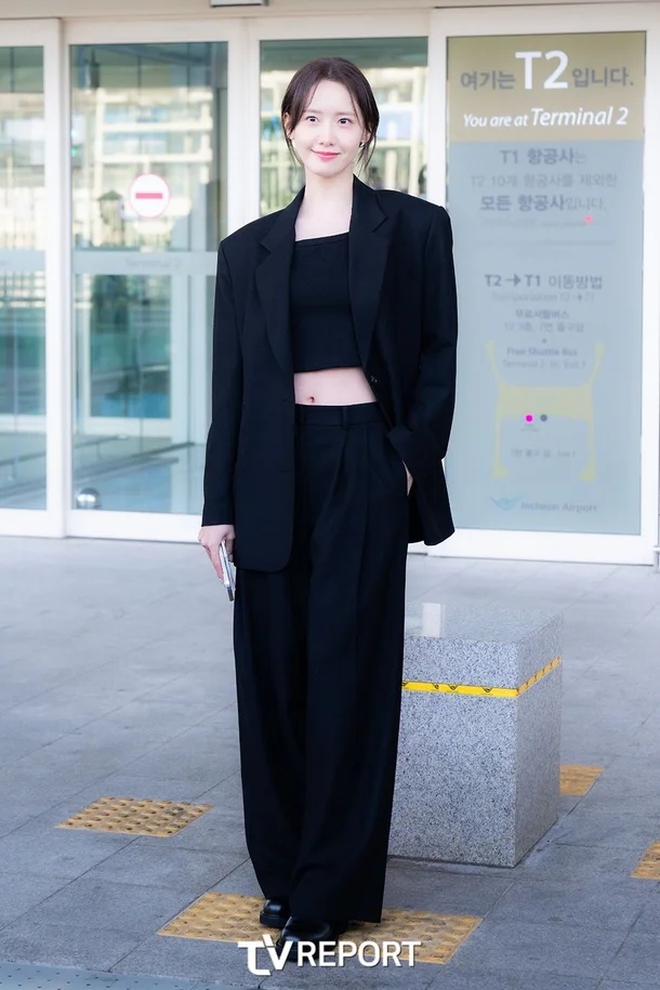 Yoona đã phá cách bộ suit này bằng cách layer bên trong áo crop top