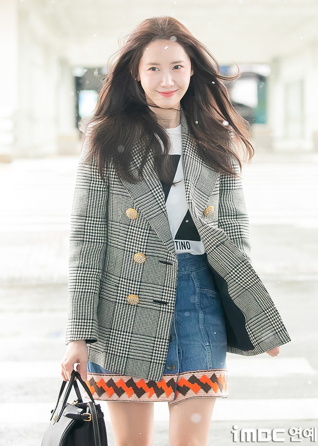 Yoona mang đến một phong cách trẻ trung nhưng vẫn giữ được sự thanh lịch