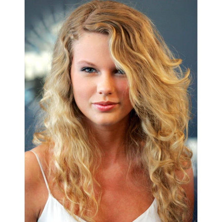 Taylor Swift gây ấn tượng với Shbet123 Link Vào ShBet Mới Nhất xoăn dài màu vàng óng.