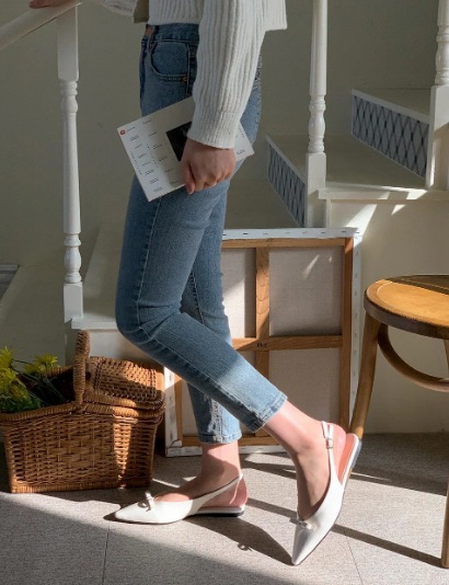 Giày slingback đã trở lại xu hướng thời trang vào năm nay và hứa hẹn sẽ tiếp tục thịnh hành trong mùa hè tới.    