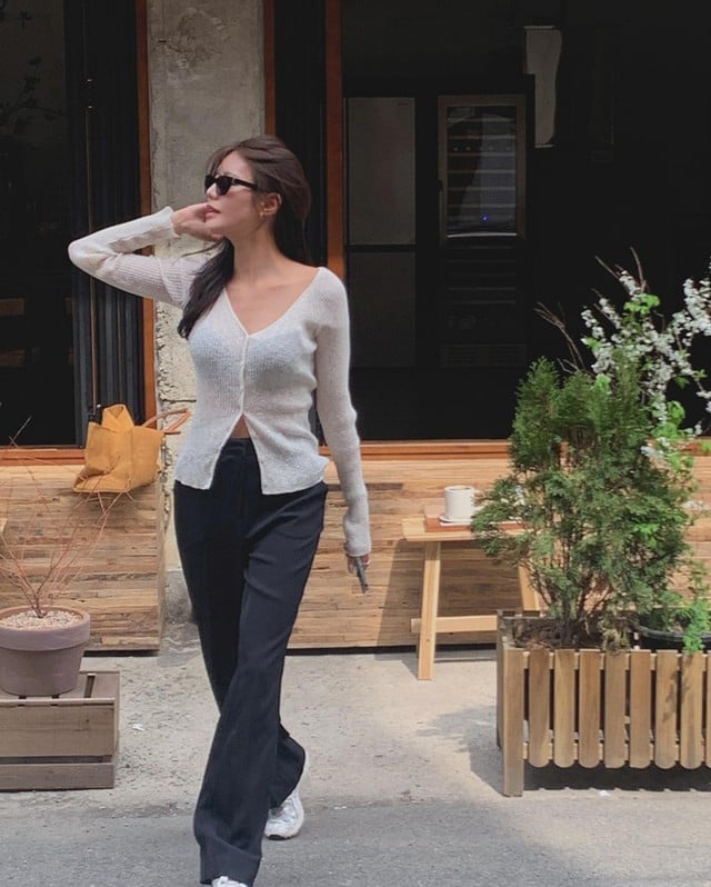 Kết hợp cùng quần đen, bạn sẽ có ngay một bộ Shbet999 com đăng nhập sành điệu và quyến rũ