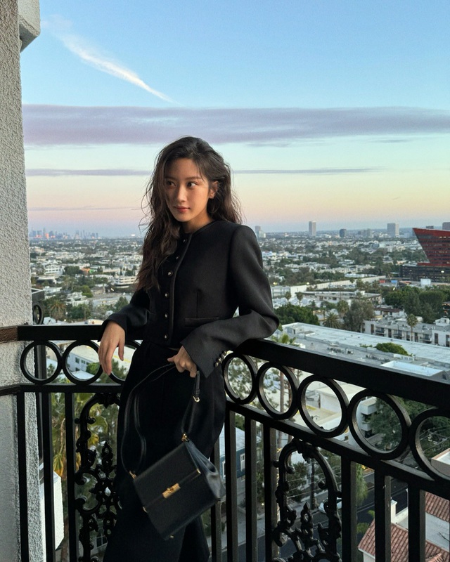 Moon Ga Young thường kết hợp blazer với quần âu ống suông, tạo nên tổng thể Shbet999 com đăng nhập chỉn chu